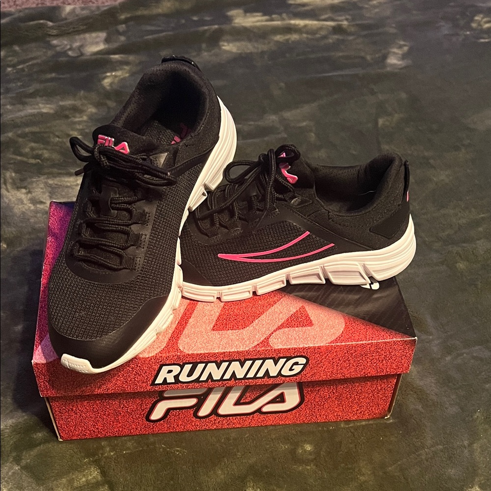 Fila Women's Athletic Shoes in Black and Pink, Size 7